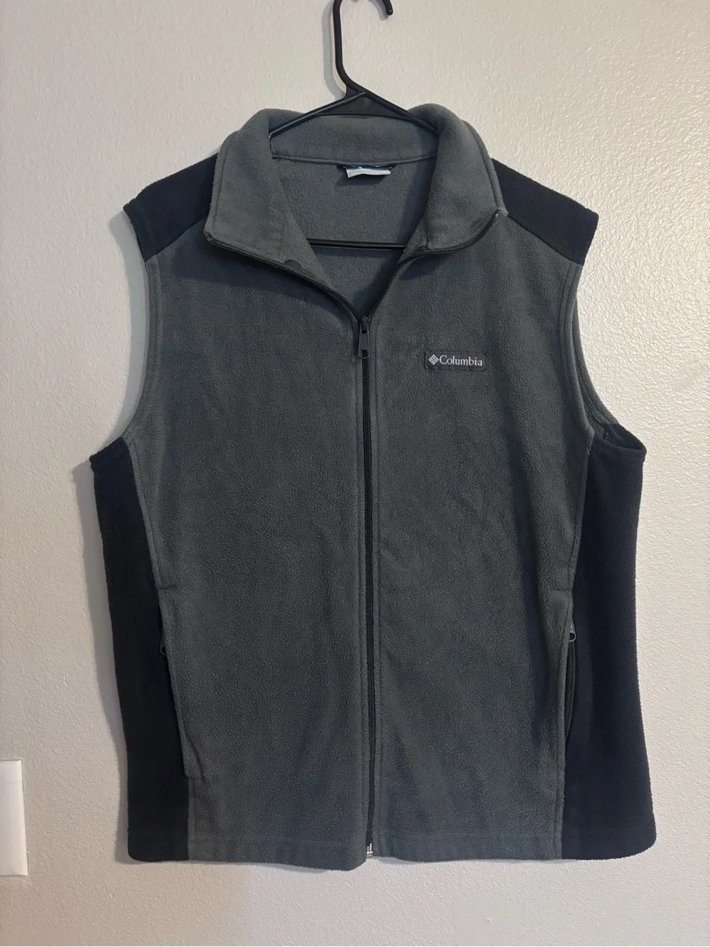 Columbia Men's Gray and Black Fleece Vest